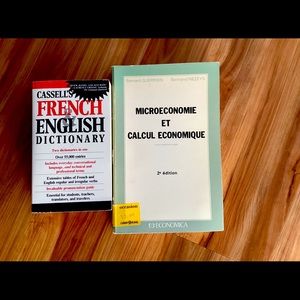 Microeconomie et calcul economique & French English dictionary& Une Femme